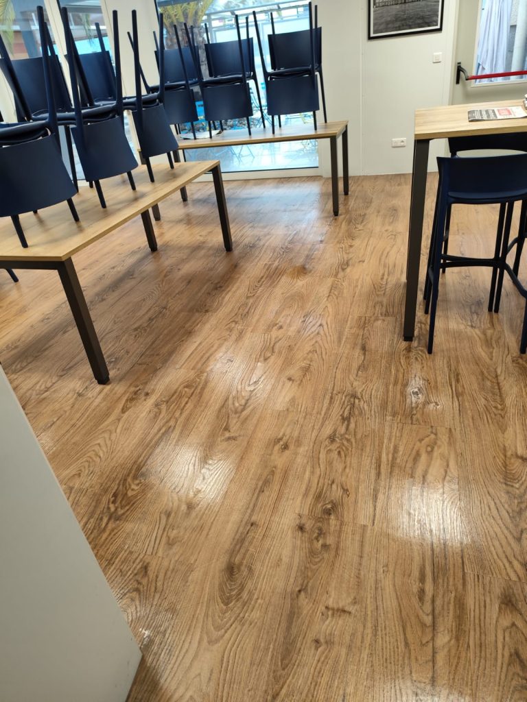 Un résultat impeccable grâce à notre savoir-faire. Nettoyage de parquet professionnel par MSS31 Nettoyage